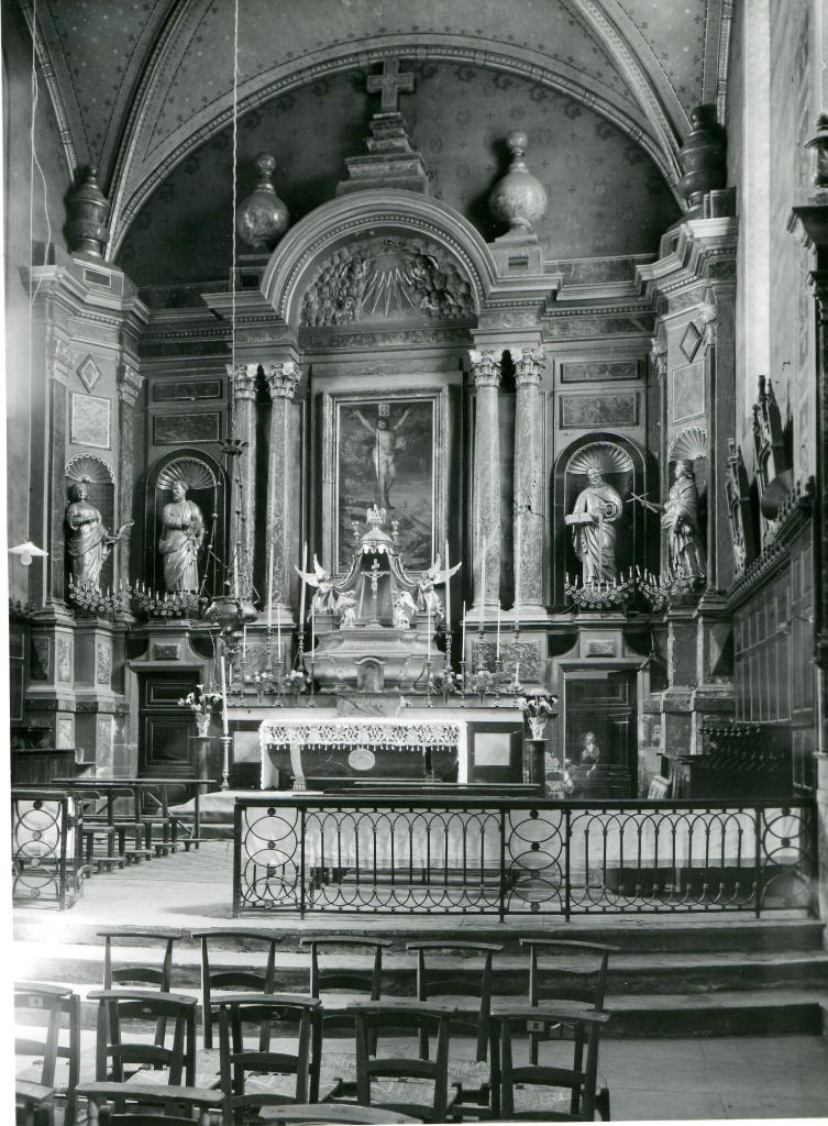 ensemble du maître-autel, formant retable architecturé à niches : autel-tombeau, 2 gradins d'autel, tabernacle, tableau : La Crucifixion, 4 statues : sainte Spérie, saint Pierre, saint Paul, sainte Fleur