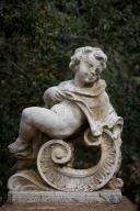 Statue : amour sur une volute