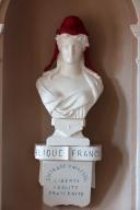 buste : Marianne, sur console