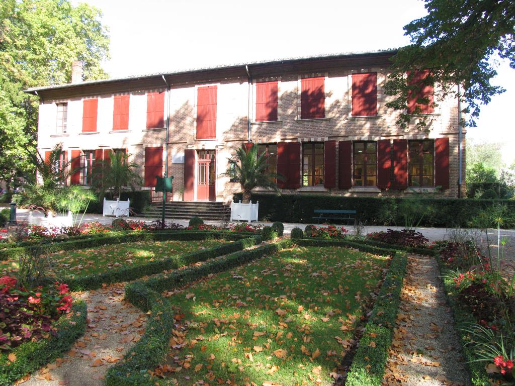 hôtel actuellement bibliothèque municipale Rochegude