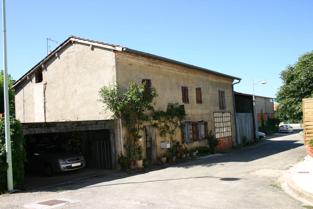 maison et garage de réparation automobile