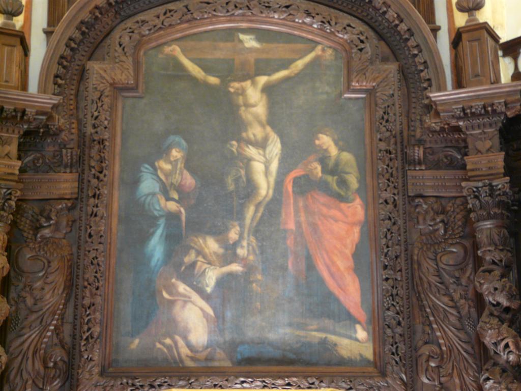 ensemble du retable du maître-autel : retable architecturé, autel tombeau, statue (grandeur nature) : Saint Michel terrassant le dragon et trois tableaux : La Crucifixion, Saint Michel terrassant le dragon et Saint Louis en prière