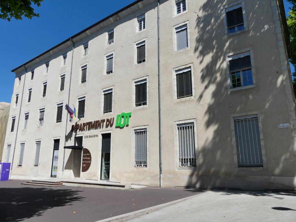 séminaire, caserne Bessières, actuellement annexe du Département, espace associatif et de congrès, commissariat