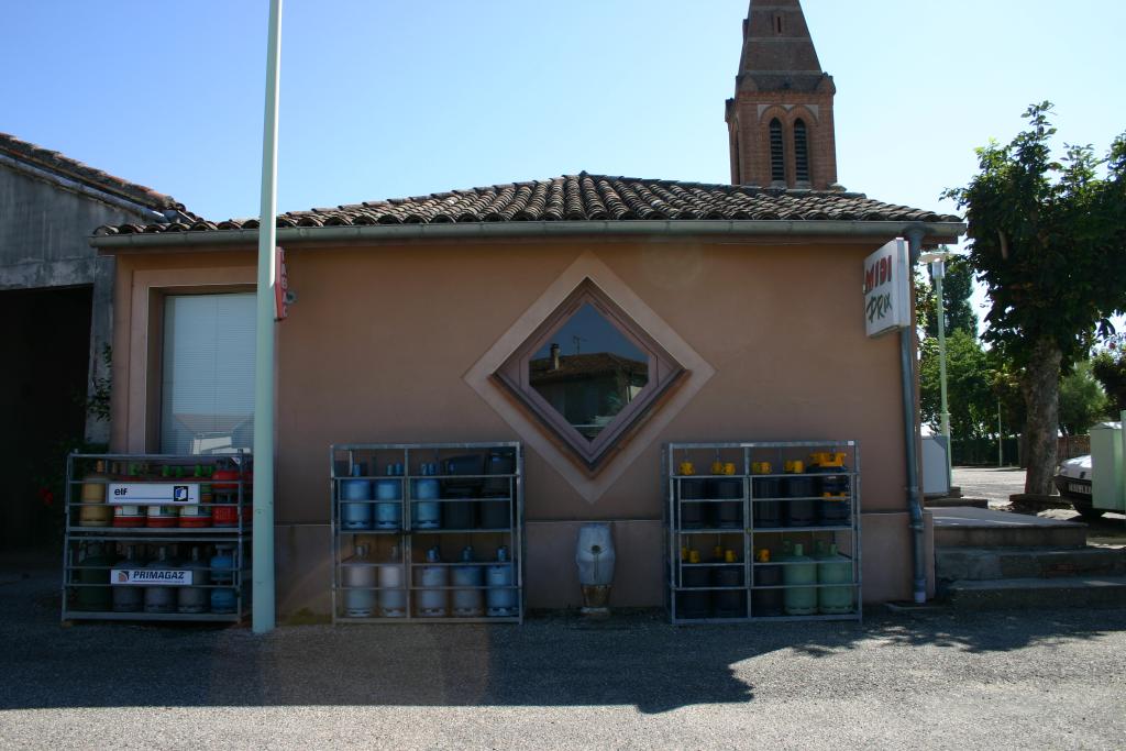 ancienne mairie et école, actuellement maisons et magasin de commerce