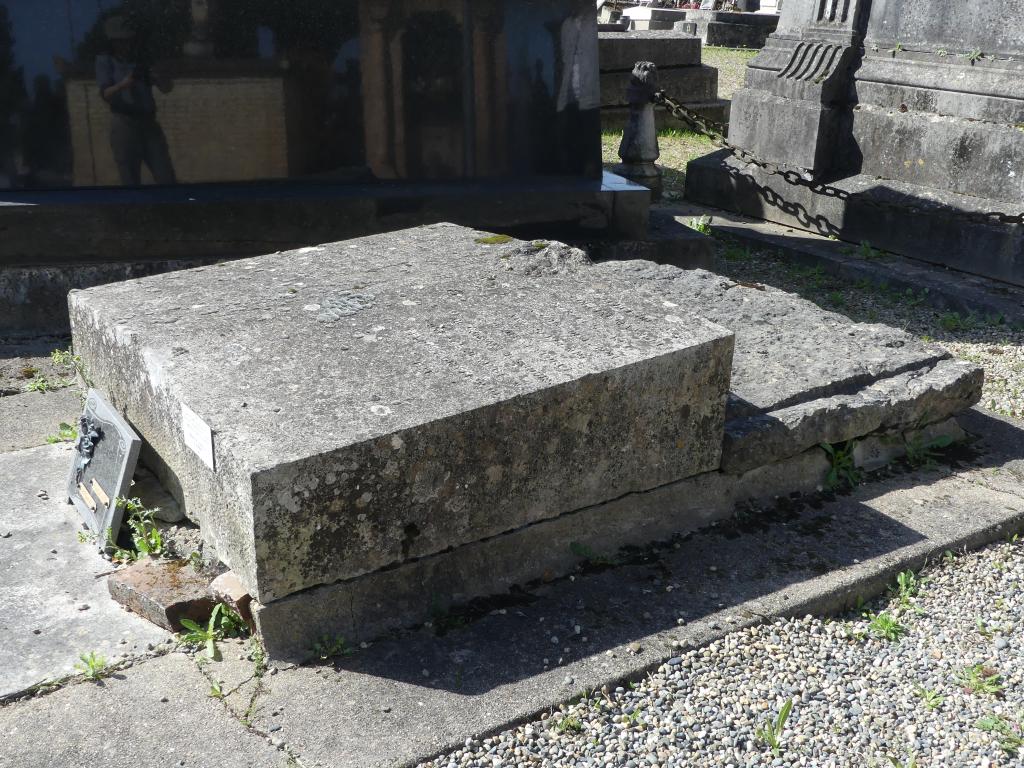 tombe "cénotaphe" de Jeanne Loiseau dite "Daniel Lesueur" femme de lettres, trapèze E, couronne (extérieure), n° 128