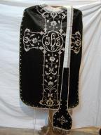 ensemble d'un ornement noir : chasuble, étole de clerc, bourse de corporal, voile de calice