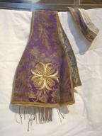 ornement violet et blanc : étole de clerc