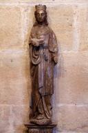 Statue : sainte couronnée