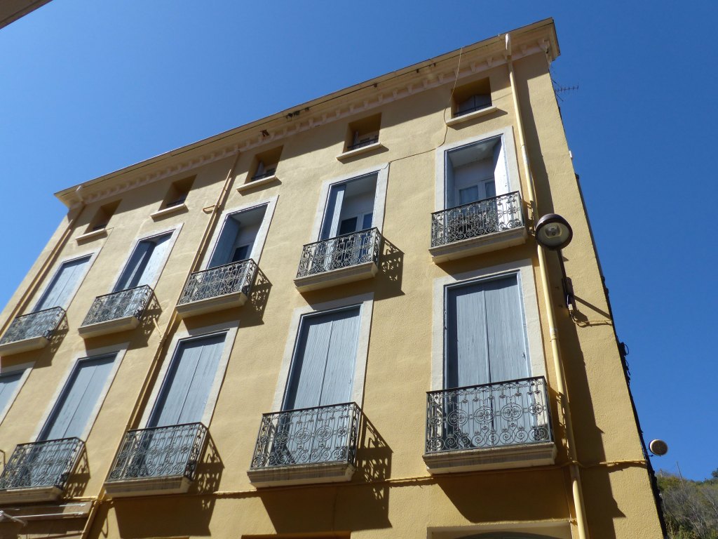 immeuble à logement et pharmacie
