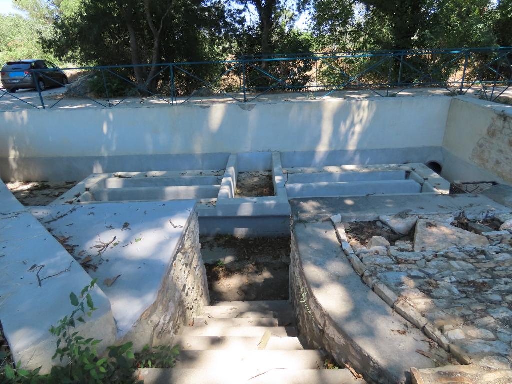 Lavoir ; fontaine ; abreuvoir de Dions