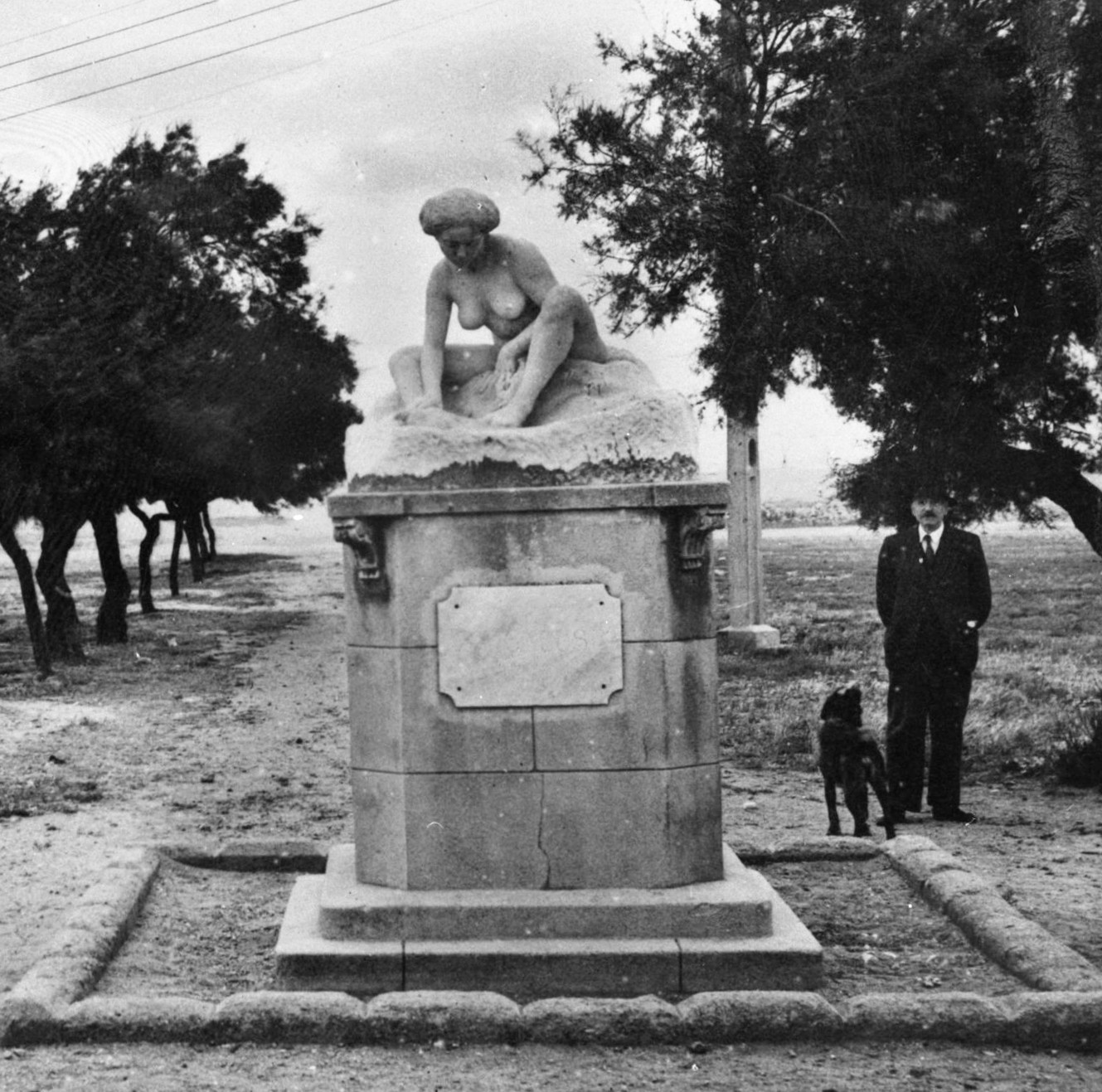 statue