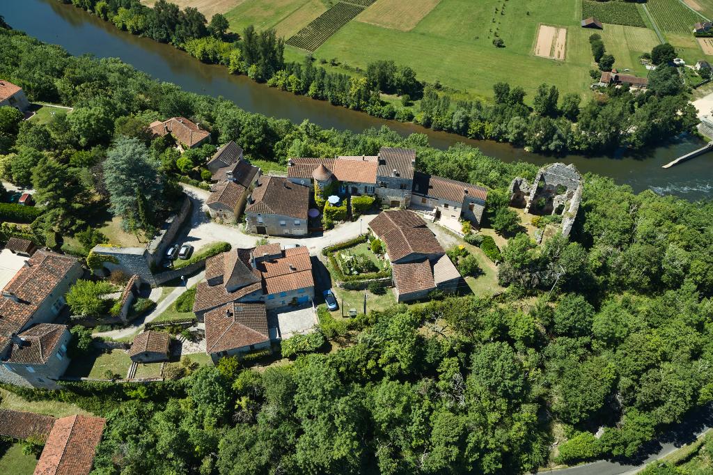 bourg : castrum