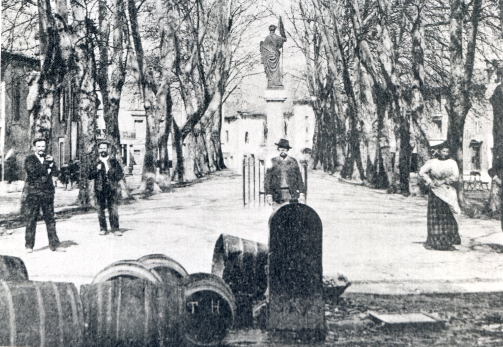 monument (monument commémoratif), de la République ou Marianne à la Constitution. Œuvre détruite