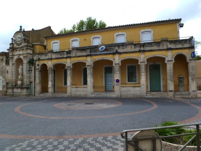 Mairie ; école de filles ; logement de l'institutrice ; poste de Caissargues