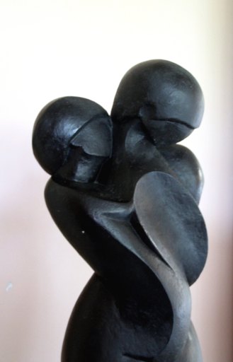 statue : Personnage féminin tenant un enfant dans ses bras
