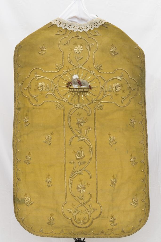 ornement doré : chasuble ; étole ; manipule ; bourse de corporal