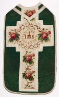 chasuble verte avec étole, manipule et bourse de corporal.