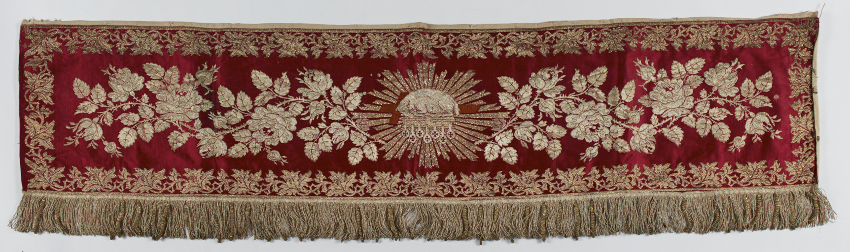 Dais de procession rouge