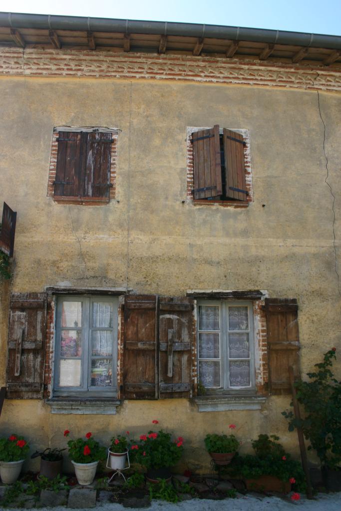 maison et garage de réparation automobile