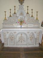 ensemble de l'autel secondaire de la Vierge de style néo-gothique : autel tombeau, gradin d'autel et tabernacle architecturé à ailes