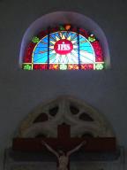 ensemble de 2 verrières décoratives (baies 0 et 7) et 6 verrières historiées (baies 1 à 6) : saint Pierre, saint Paul, la Vierge et le Christ mort, la mort de Joseph, l'Annonciation et l'enfance du Christ