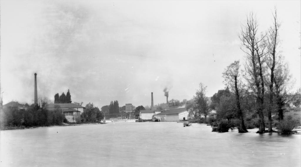 Ancien moulin à foulon et à farine, puis ancien moulin à papier, puis ancienne usine à papier Janole et Bergès achetée par la société Lacroix (Riz-Lacroix) - Mazères-Nord