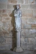 Statue de moine sur une colonne : saint Bernard ?