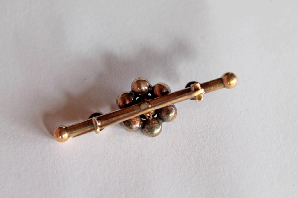Broche tubulaire en forme de marguerite