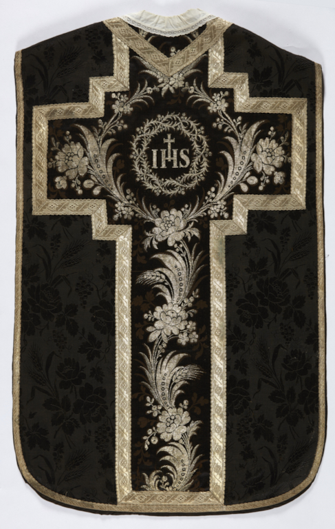 Chasuble noire avec étole et bourse de corporal