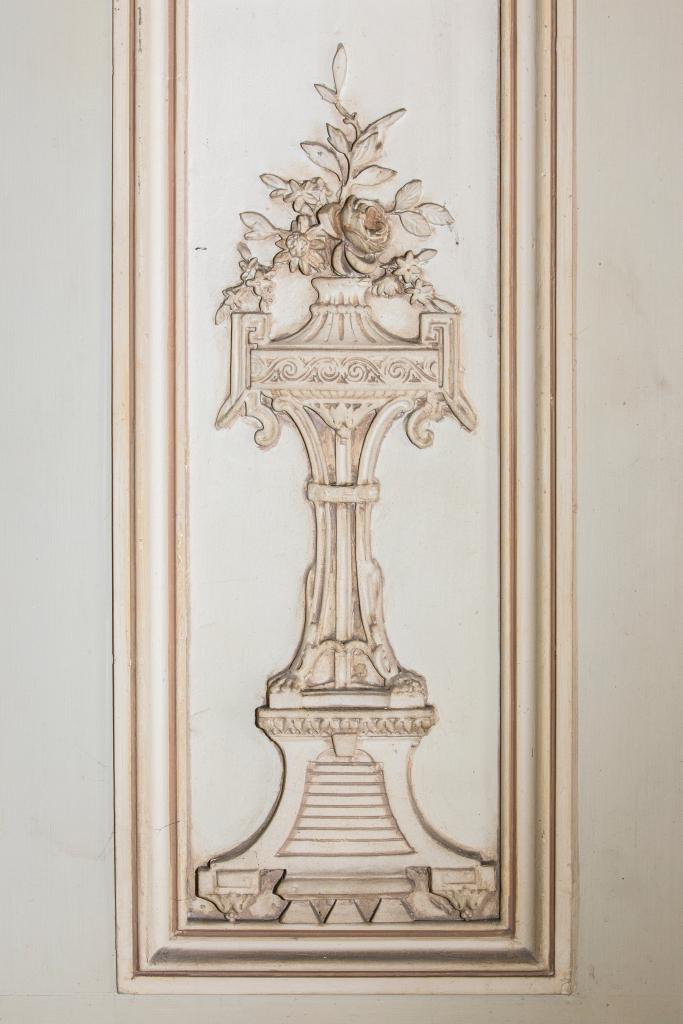 décors d'architecture du grand salon : plafond, lambris de hauteur, tableaux (3), cheminée, miroirs de trumeaux (2)
