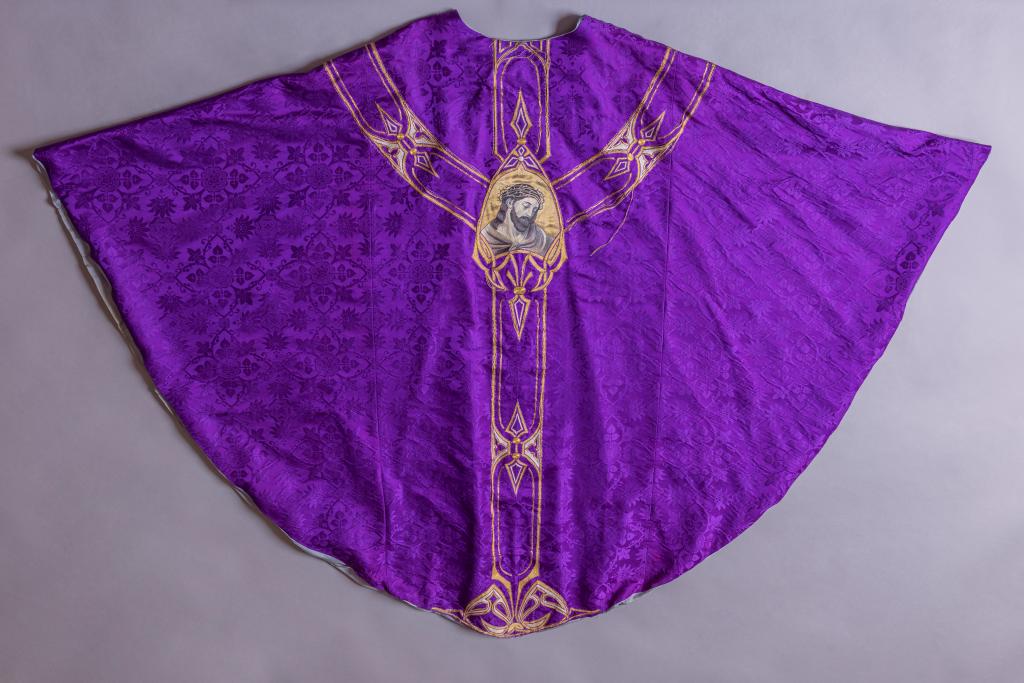 chasuble violette et étole