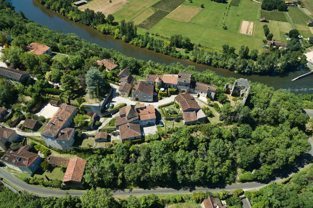bourg : castrum