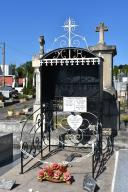tombeau de la famille Roques (porte-couronne)