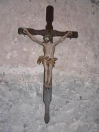 croix de procession et statue : Christ en croix